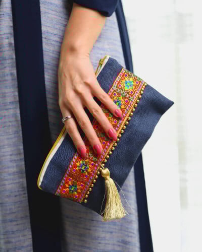 ‎ شنطة يد الفي اند كو بتطريز فاخر بلون أزرق