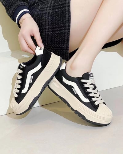 ‎ حذاء نسائي عملي باللون الأسود