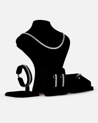 ‎ طقم نسائي فاخر باللون الفضي