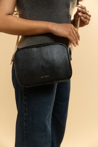 شنطة نسائية الفي اند كو باللون الأسود