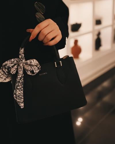 شنطة نسائية الفي اند كو باللون الأسود