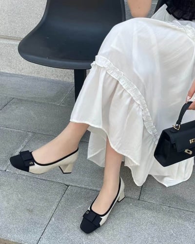 ‎ حذاء نسائي بكعب بلون أبيض وأسود