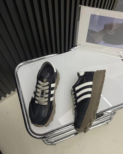  حذاء نسائي عصري باللون الأسود