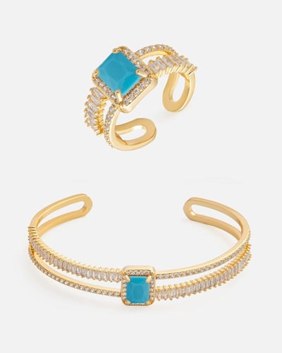 ‎ طقم نسائي جذاب بلون ذهبي