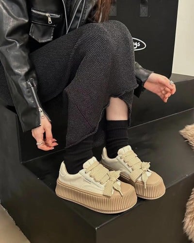 ‎ حذاء نسائي عصري بلون بني