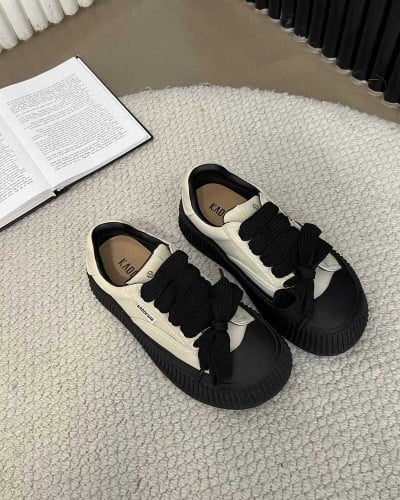 ‎ حذاء نسائي عصري بلون أسود وأبيض