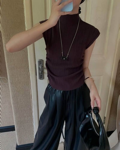 ‎ بلوزة نسائية الفي اند كو بتصميم عصري بلون عودي