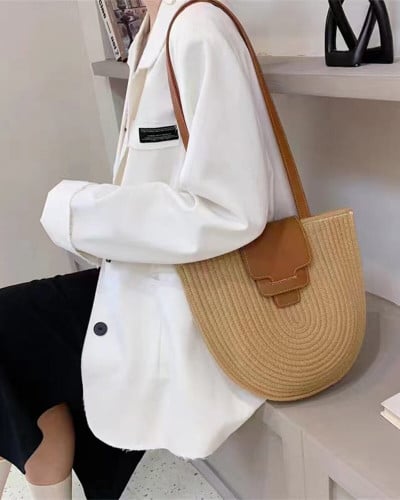 ‎ شنطة نسائية بتصميم أنيق بلون بني