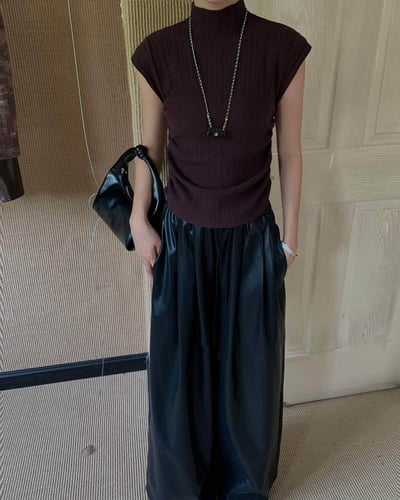 ‎ بلوزة نسائية الفي اند كو بتصميم عصري بلون عودي