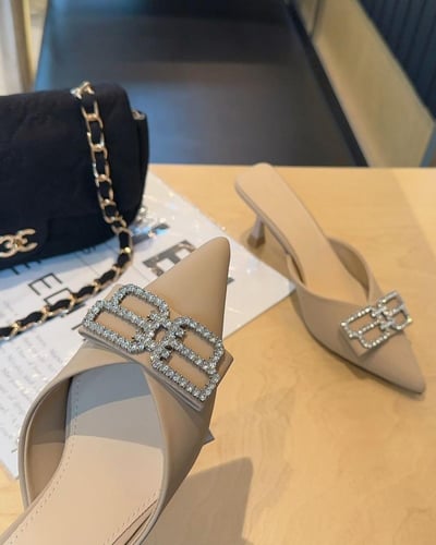 ‎ حذاء نسائي كلاسيك باللون البني