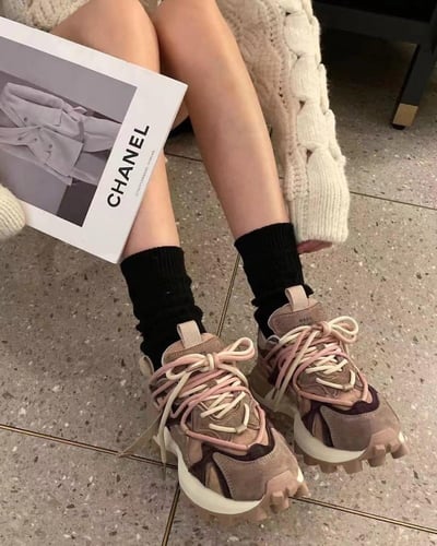 ‎ حذاء نسائي مميز باللون البني