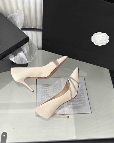 ‎ حذاء نسائي بكعب عالي باللون الأبيض