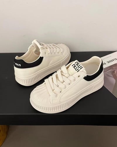 ‎ حذاء نسائي عملي باللون الأبيض و الأسود