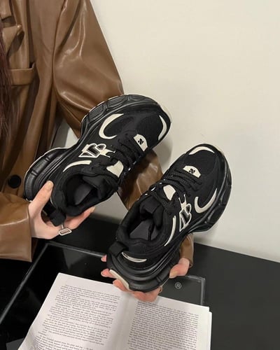 ‎ حذاء نسائي عصري باللون الأسود