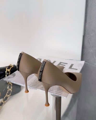  حذاء نسائي بكعب كلاسيك بلون بني