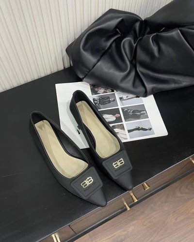  حذاء نسائي أنيق باللون الأسود