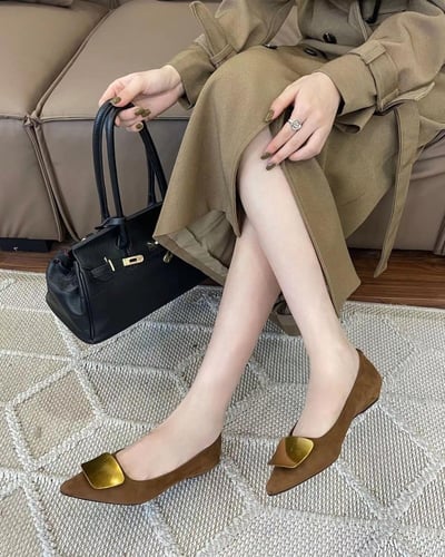 ‎ حذاء نسائي عصري باللون البني