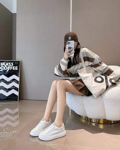 ‎ حذاء نسائي عملي باللون الأبيض