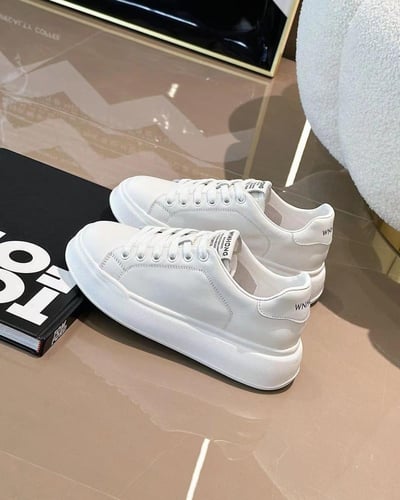 ‎ حذاء نسائي عملي باللون الأبيض