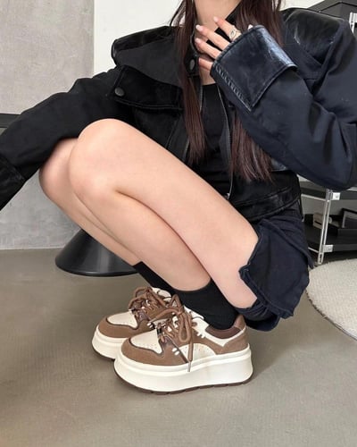 ‎ حذاء نسائي عصري بلون بيج وأسود