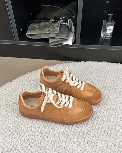  حذاء نسائي أنيق باللون البني