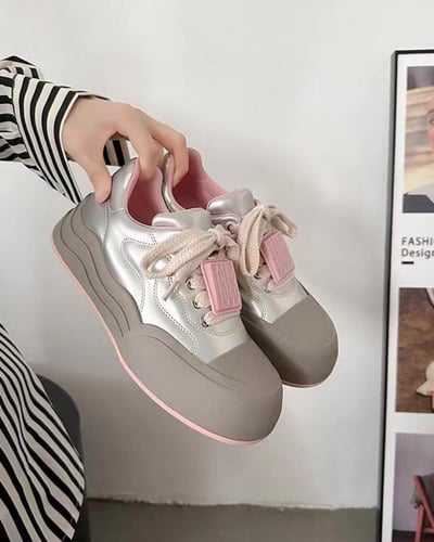 ‎ حذاء نسائي عملي باللون الفضي