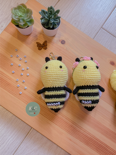 ميدالية النحلة مع اضافة اسم