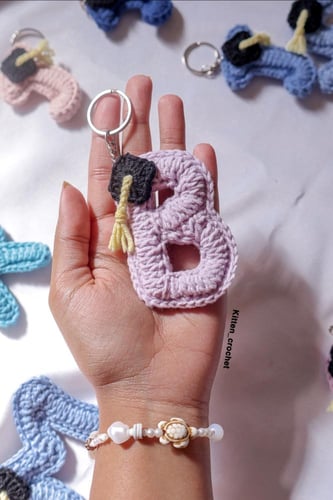 12 ميدالية حرف بقبعة تخرج