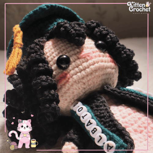 دمية تخرج صغيرة