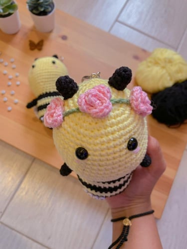 ميدالية النحلة مع اضافة اسم