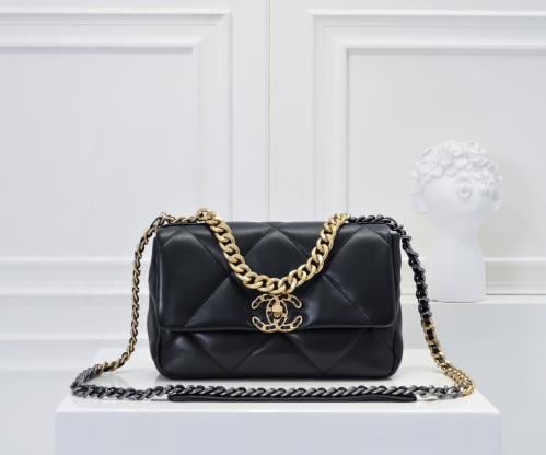 حقيبة CHANEL 19