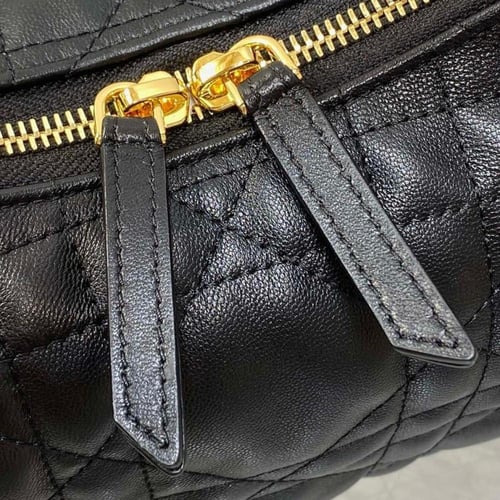 شنطة نسائية بتصميم راقٍ ولمسة أنيقة