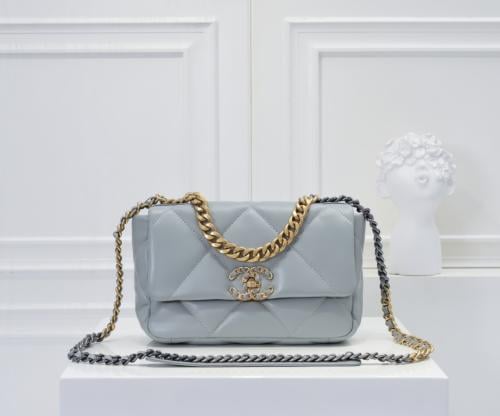 حقيبة CHANEL 19