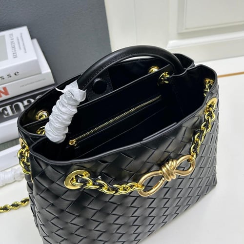 حقيبة بوتيغا أنديامو صغيرة بسلسلة