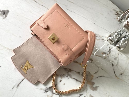 شنطة لويس فيتون LOCKME EVER MINI