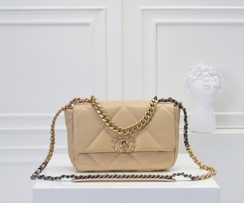 حقيبة CHANEL 19