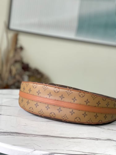 شنطة لويس فيتون Loop Hobo