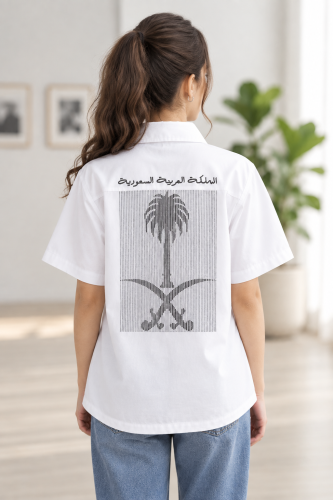 قميص نسائي كاجوال أبيض بنصف كم بطبعة الشعار الوطني...