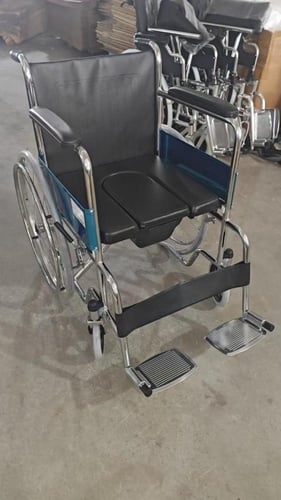 كرسي حمام حرم متحرك جلد