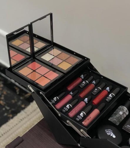 شنطة مكياج اسود