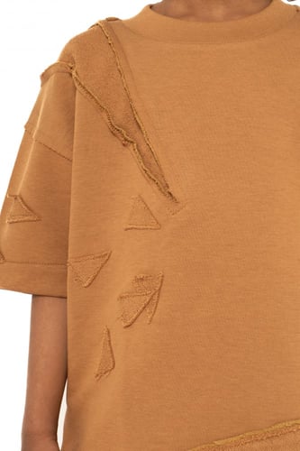 تيشيرت بتطريز مثلثات