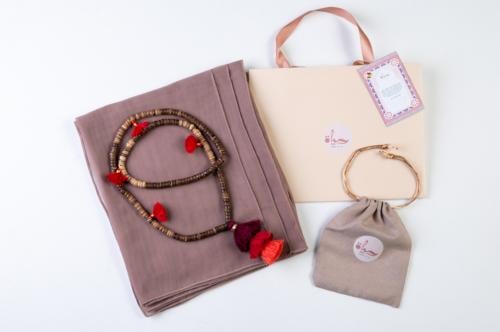 طرحة بني و سلسال خشبي