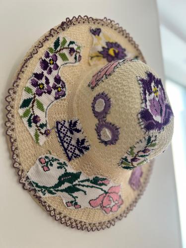 قبعة صيفية بألوان مميزة