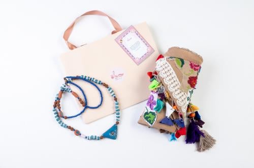 سكارف بني و سلسال ملون