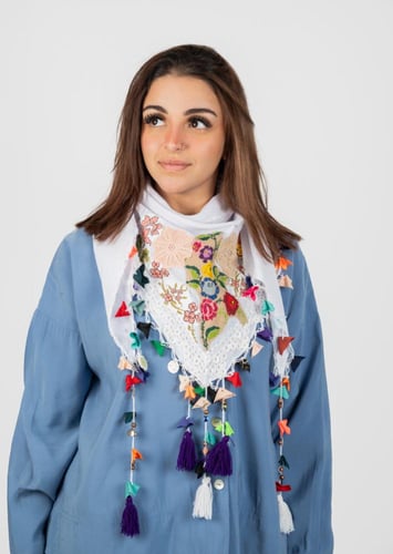 سكارف بني و سلسال ملون