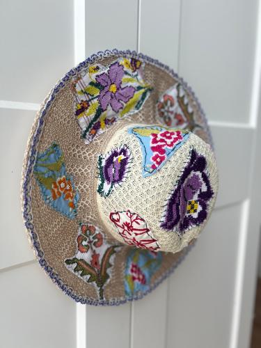 قبعة صيفية بألوان مميزة