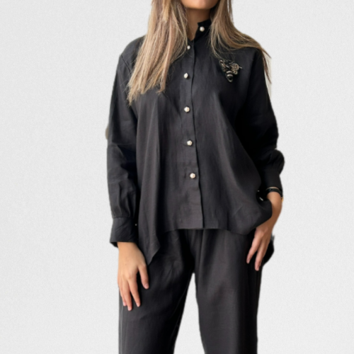 طقم لينن أسود مع بروش