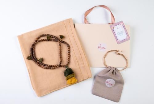 طرحة صفراء مانجو فاتح و سلسال خشبي