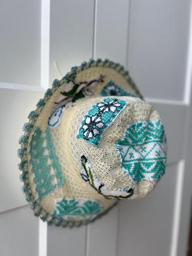 قبعة صيفية بألوان مميزة