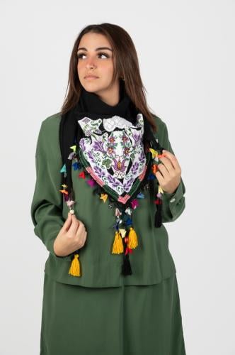 سكارف بنقشة ملون وأساس أسود